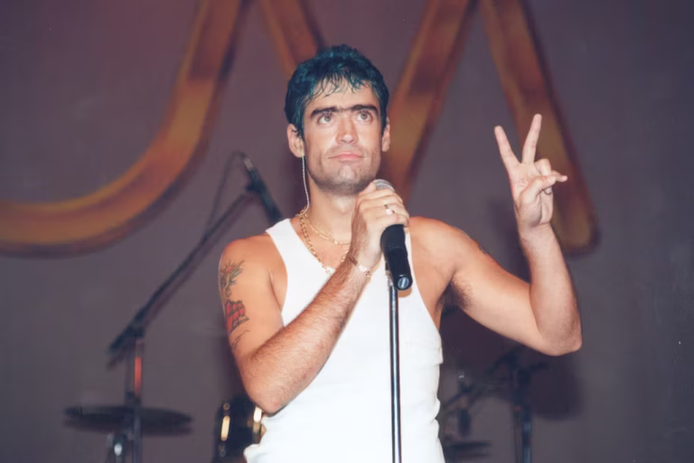 Rodrigo Bueno durante un show en los años 90, momento de explosión del cuarteto